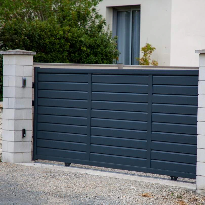 Double swing driveway gate