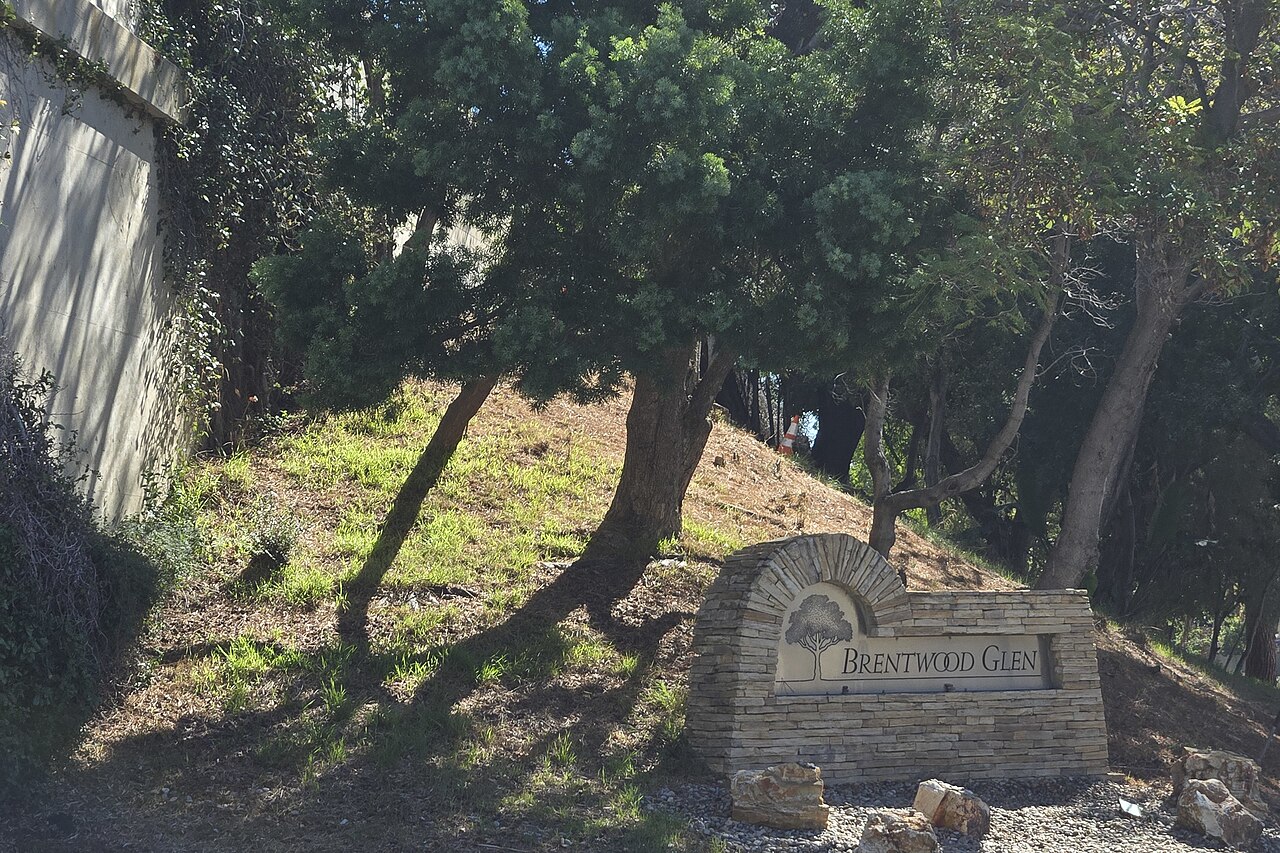 Brentwood Glen neighborhood sign near the 405 freeway.