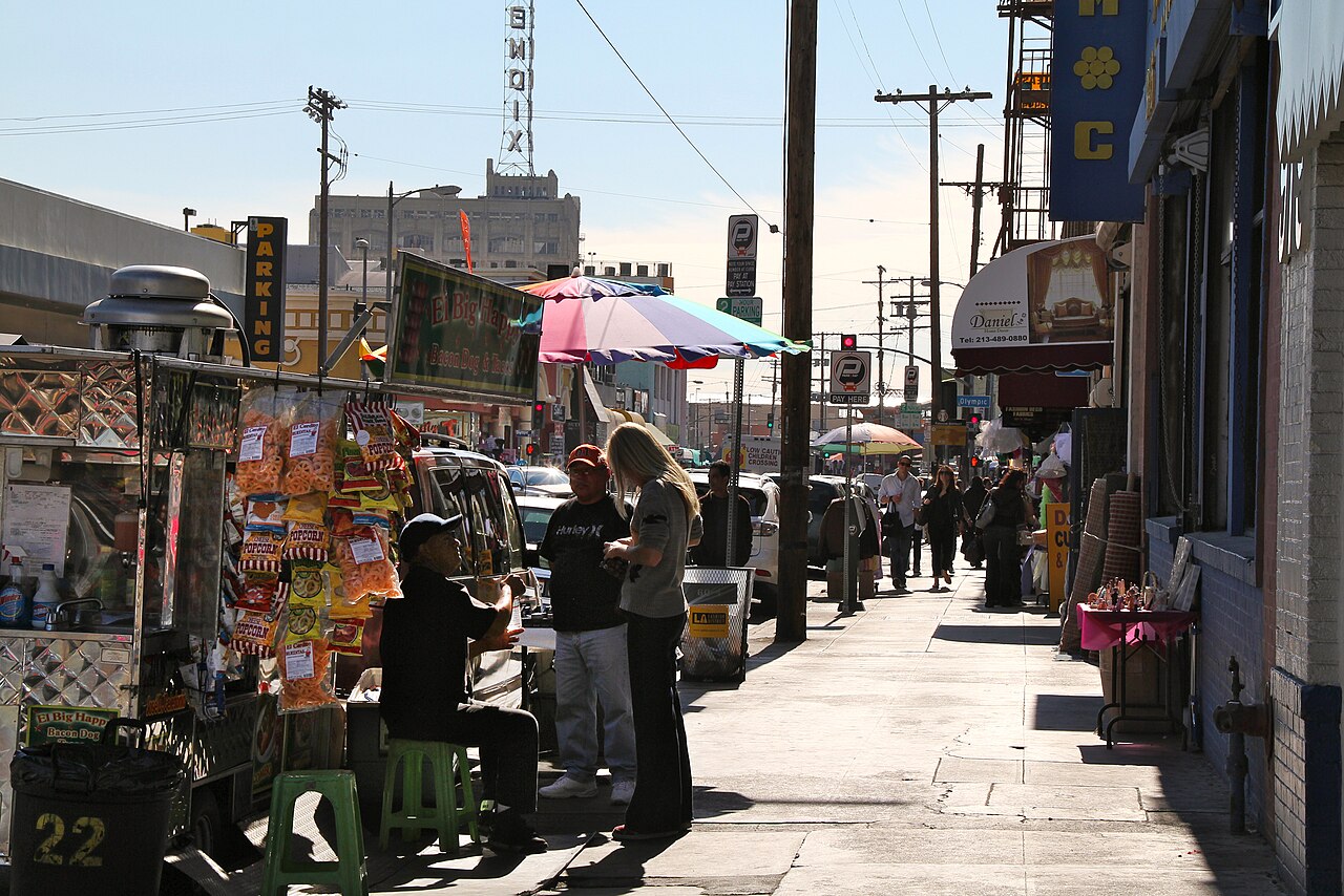 Sidewalk shops and pedestrians in the Los Angeles Fashion District.