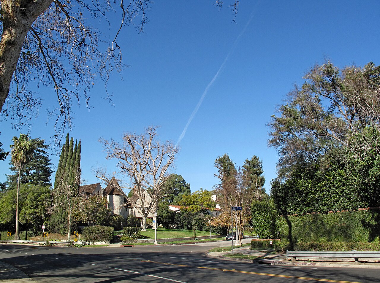 Tree-lined residential intersection at Sixth Street and Hudson Avenue in Hancock Park.