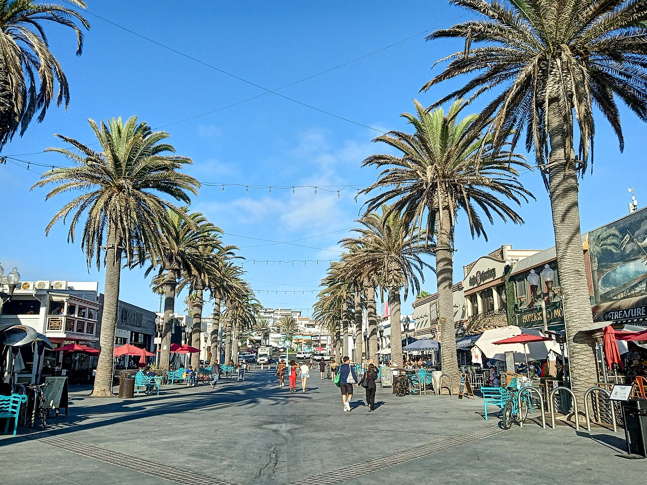 Palm-lined pedestrian plaza in Hermosa Beach.