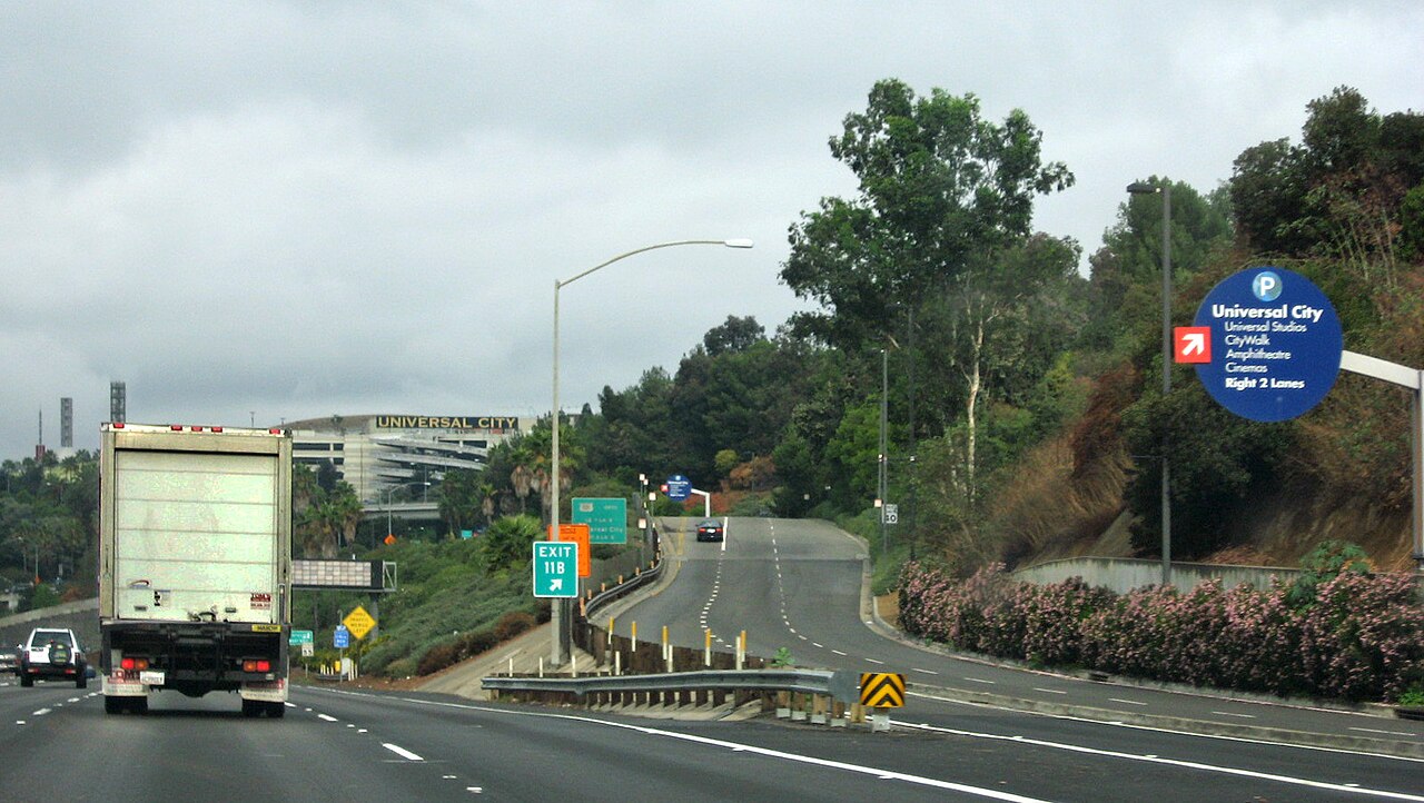 Northbound Hollywood Freeway descent from Cahuenga Pass toward the San Fernando Valley, photographed in 2006.