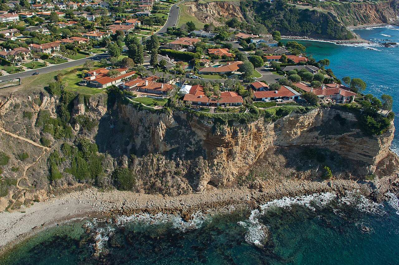 Lunada Bay coastline with cliffside homes in Palos Verdes Estates.